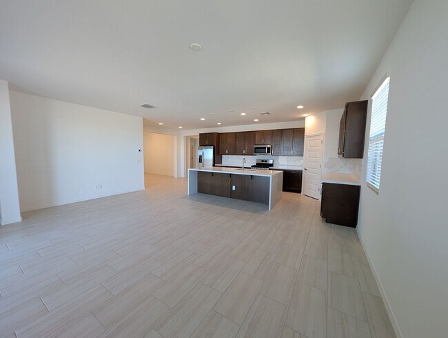 Building Photo - 4 Bedroom 3 Bathroom Home