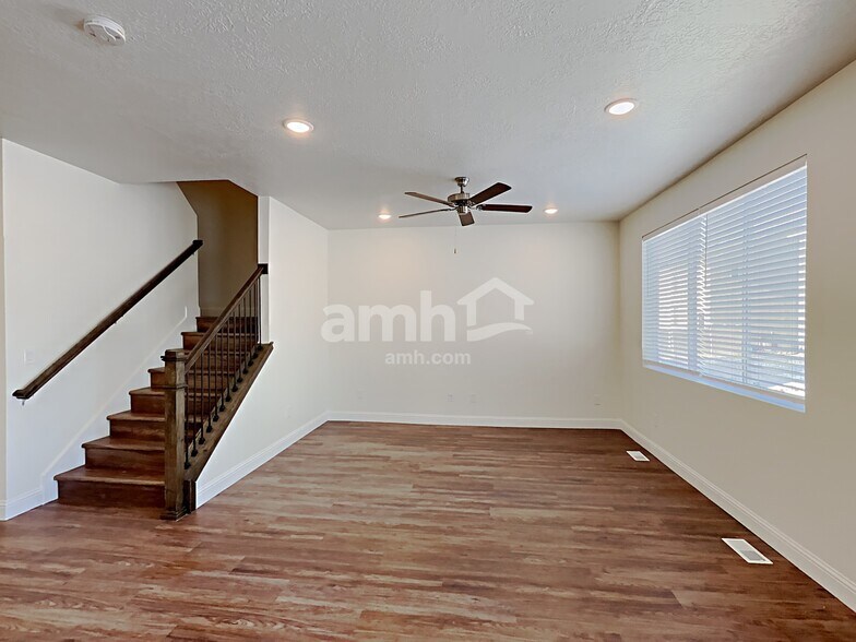 Building Photo - 2411 E Buckskin Way