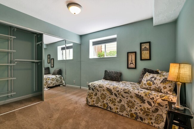 Building Photo - Spacious 3 Bed, 2.75 Bath Seward Park Home!