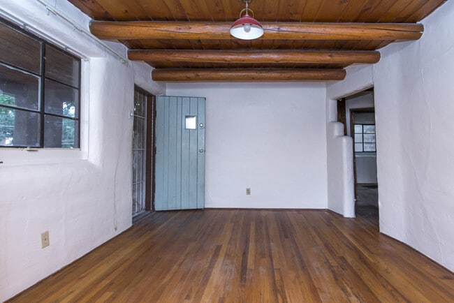 Building Photo - NE 2 Bedroom 1 1/2 Bath