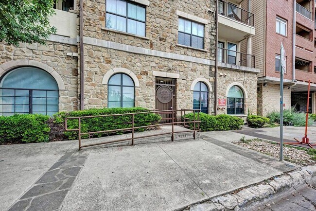 Building Photo - 2/2 Furnished Condo Near UT!