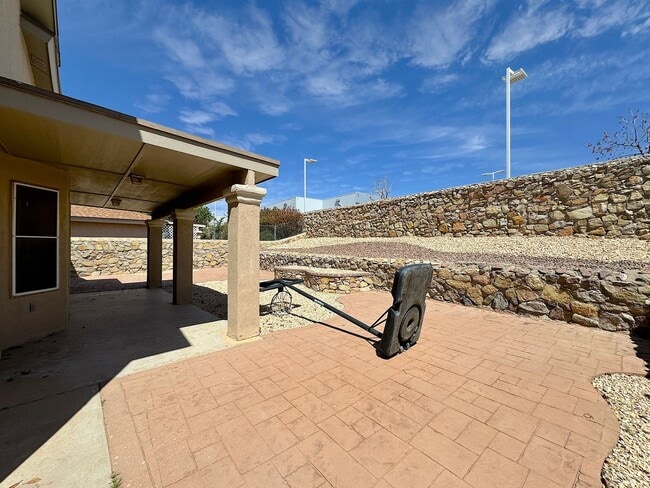 Building Photo - West El Paso 3bed 2.5bbath refrig A/C Home