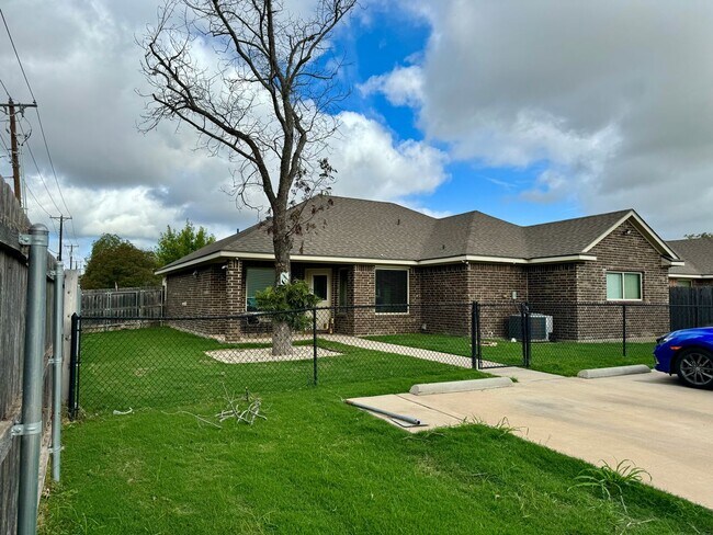 Building Photo - Spacious 4-Bed, 4.5-Bath Home in the Heart of the Baylor Bubble!