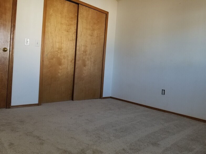Building Photo - 1376 Coolcrest Dr