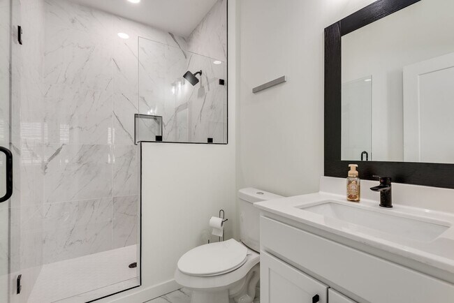 Building Photo - Gorgeous 3/3.5 Townhome Minutes From Downt...