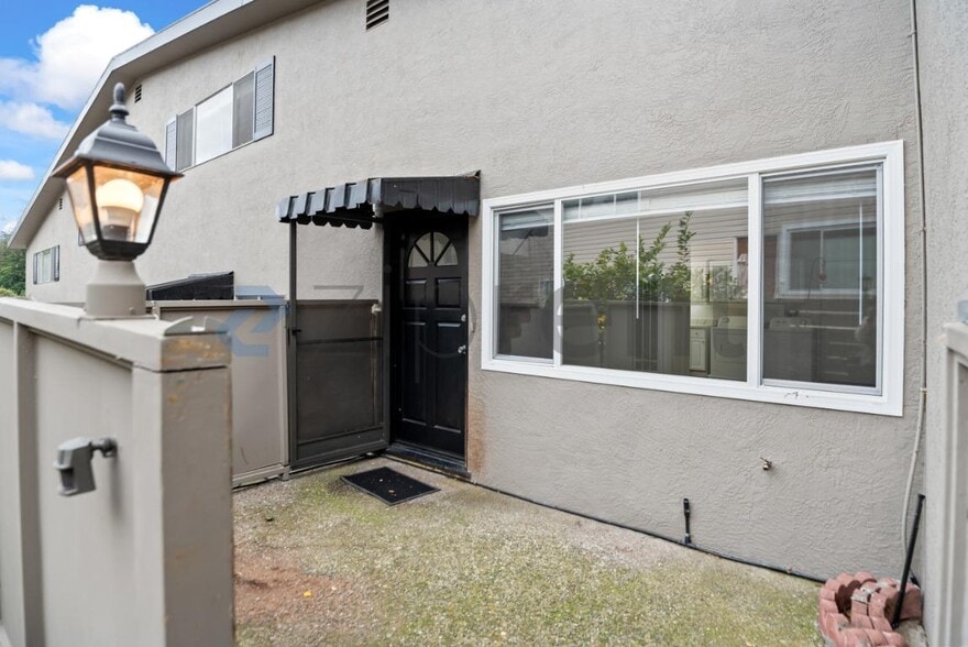 Building Photo - Unit A