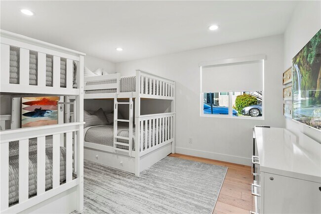 Building Photo - 520 Iris Ave