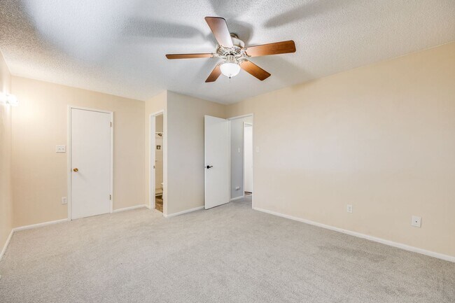 Building Photo - Updated 2BD Townhome | Private Patio | Community Amen