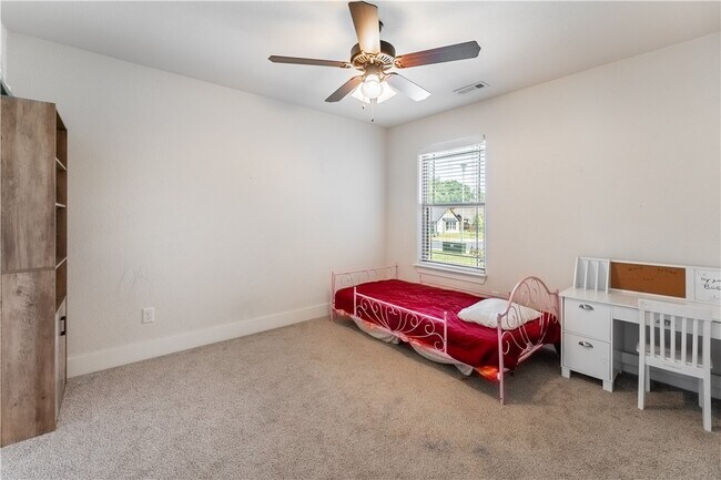 Building Photo - 1100 Huntleigh Dr