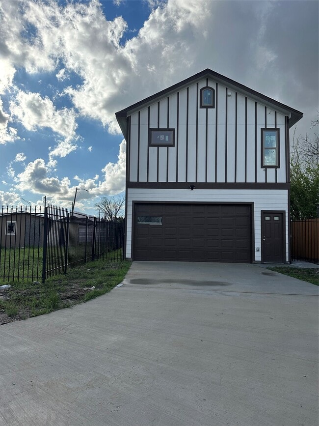 Building Photo - 8321 Coma St