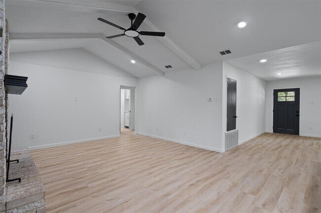 Building Photo - 1700 Deep Wood Dr