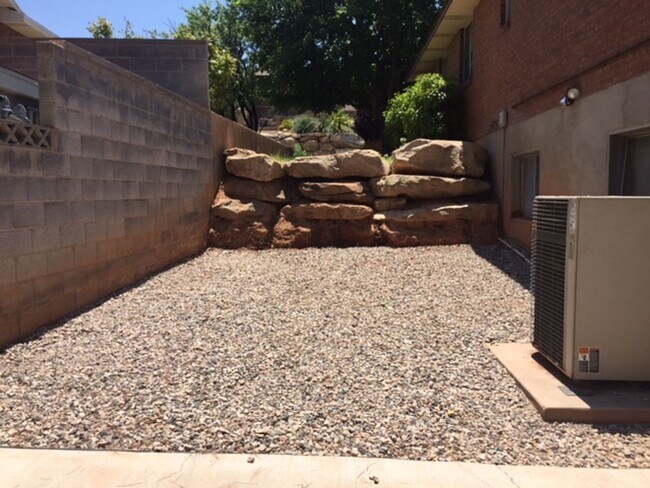 Building Photo - Amazing Home in Bloomington Hills