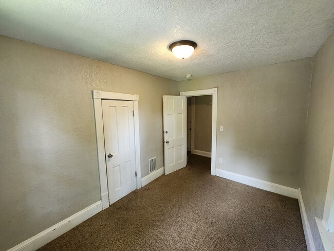 Building Photo - Furnished 3 Bedroom, 1 Bathroom