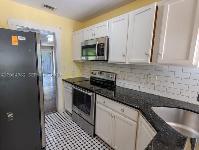 Building Photo - 520 NE 129th St