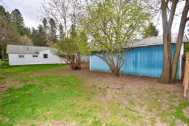 Building Photo - Central CDA rancher 2 bed 1 bath with 2 ca...