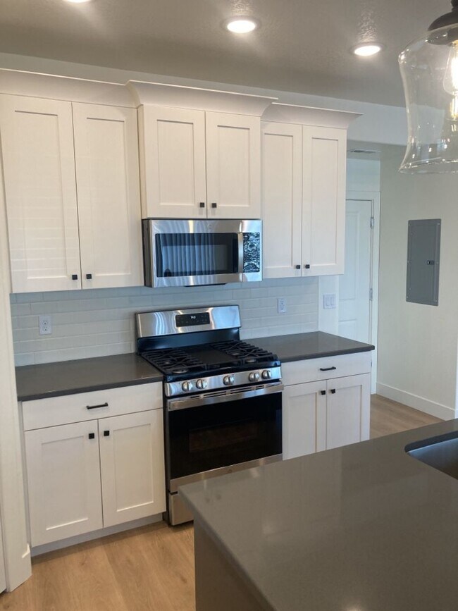 Building Photo - 3 Bed - 2.5 Bath, Newer Construction, Larg...