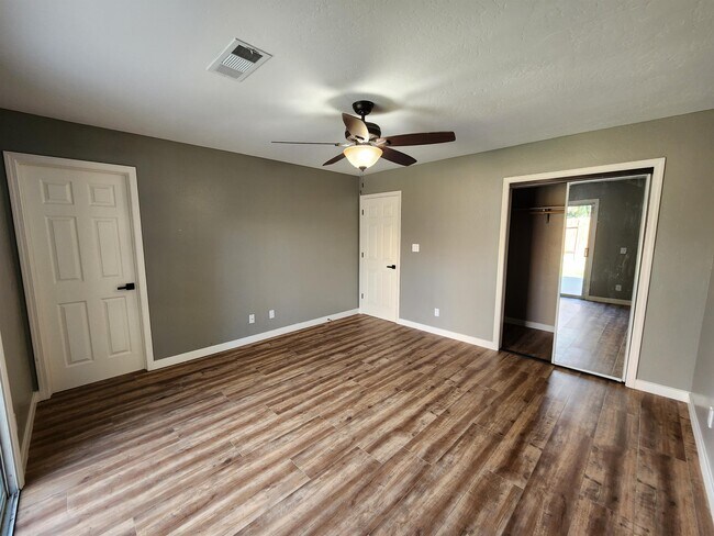 Building Photo - 8608 Hoodsport Ave