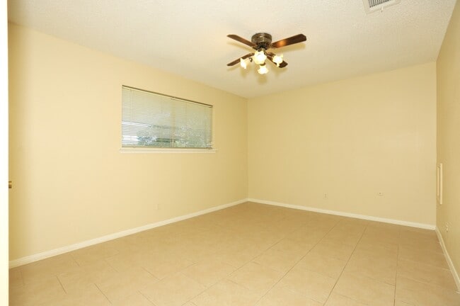 Building Photo - 206 Banyan Ct