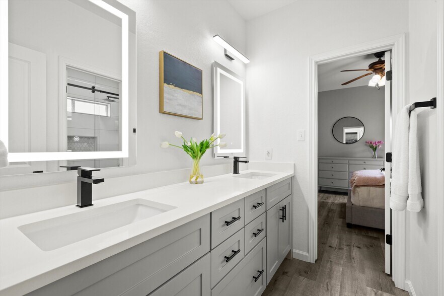 Jack & Jill Bathroom - 291 Torrington Dr