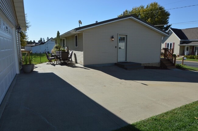 Building Photo - 610 Elizabeth St