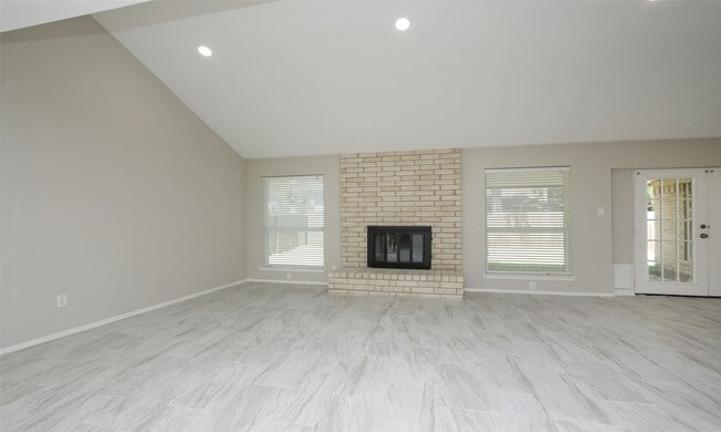 Building Photo - 833 Lakeview Dr