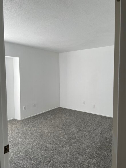 Sunny master bedroom - 4201 Las Virgenes Rd