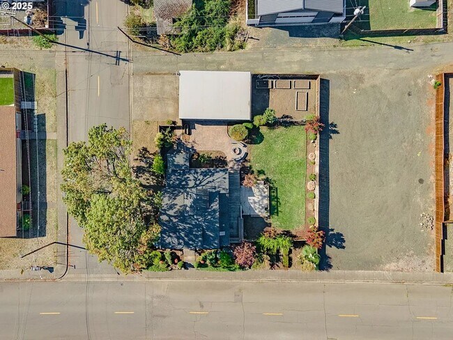 Building Photo - Rare Single Family Home  W/ 2 car garage