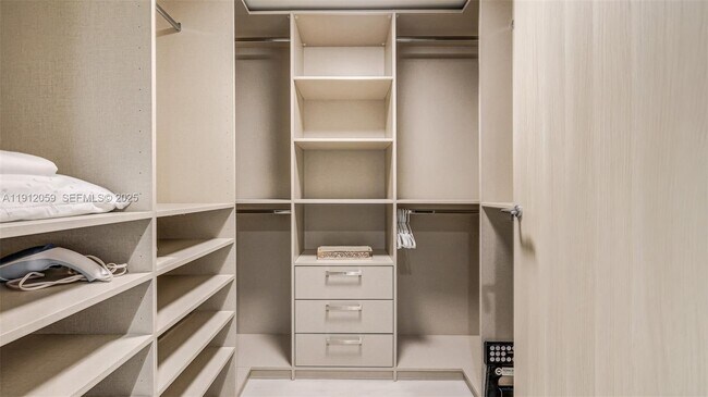 Building Photo - 1000 Brickell Plaza