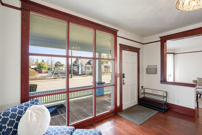 Building Photo - Fully furnished 5-bed, 3.5 bath home in hi...