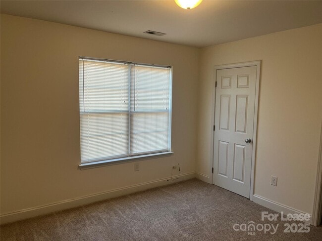 Building Photo - 1923 Crestmont St