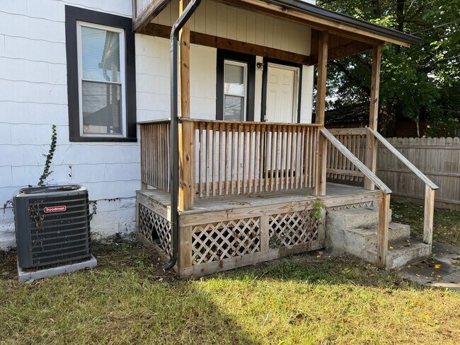 Building Photo - 2 Bedroom, 1 Bath Single Family Home - Sou...
