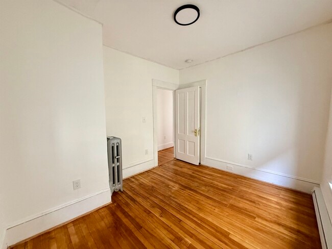 Building Photo - 28 Brook St