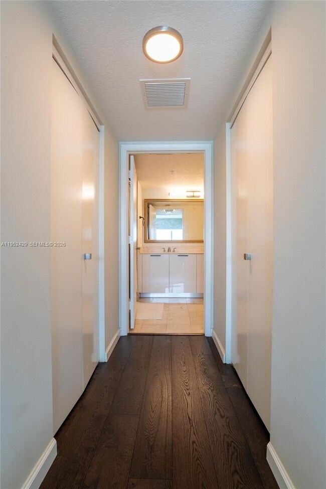 Building Photo - 1800 N Bayshore Dr