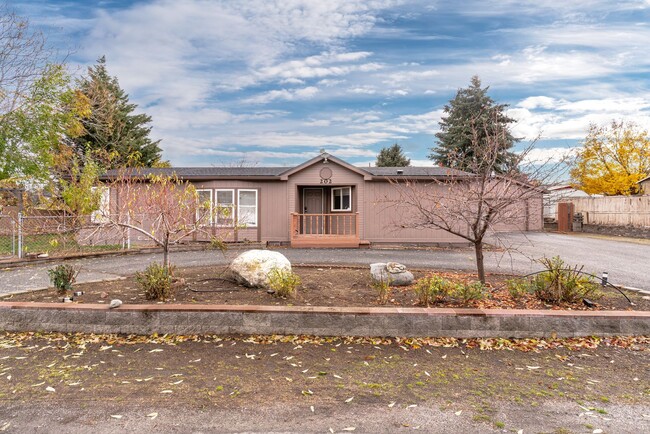 Building Photo - Pet Friendly 3 Bedroom 2 Bath