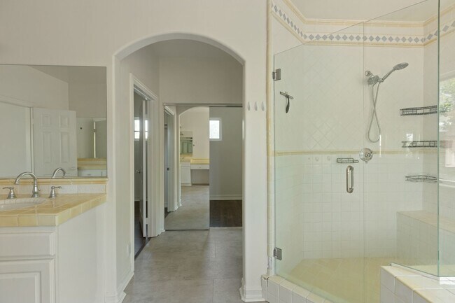 Building Photo - Elegant 5-Bedroom Estate with Pool in Prime Woodland Hills