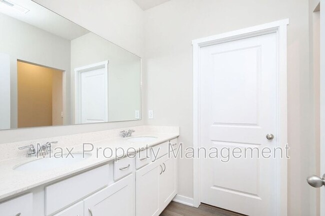Building Photo - 2706 NW 30th Ln
