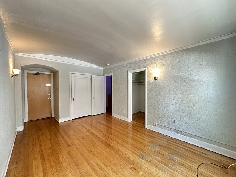 Building Photo - 562 W Arlington Pl