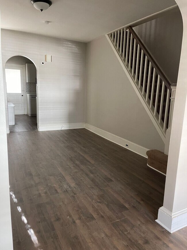 Building Photo - AVAILABLE NOW - MOVE-IN READY!!! Bright and Spacious 3 bedroom house in Drexel Hill!!