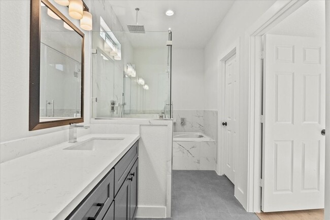 Building Photo - 1910 Bayou Shore Dr