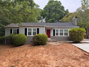 Building Photo - 3 bedroom 1 bath home, located in the Greystone area!