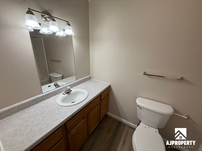 Building Photo - 931 S Newcomb Ave