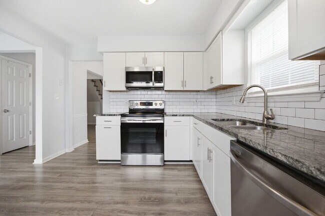 Building Photo - 3-Bedroom Home with Garage & Private Patio