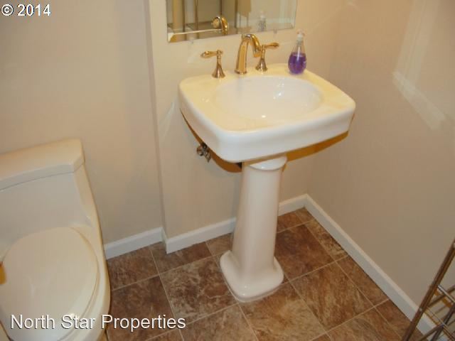 Building Photo - 4 br, 2.5 bath House - 9940 SW Terwilliger