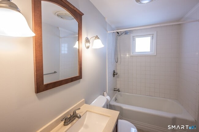 Building Photo - 426 Main St