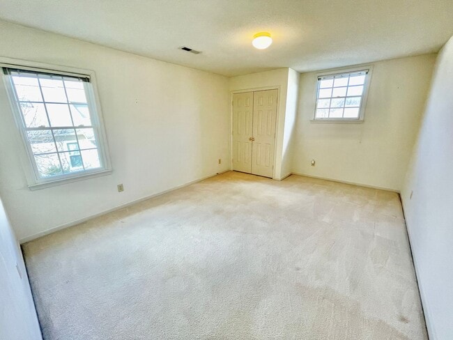 Building Photo - 3 Bed 2.5 Bath Beautiful Home Located North West Greensboro!