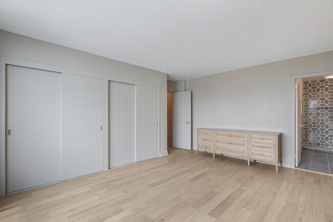Building Photo - 1550 N Lake Shore Dr