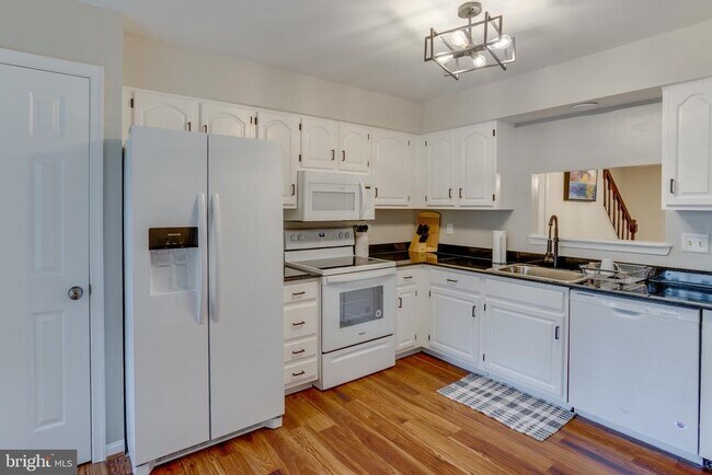 Building Photo - 3700 Roxbury Ln