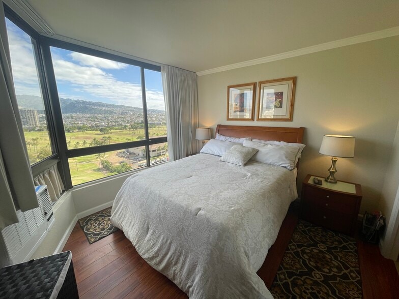 Main bedroom with mountain view - 320 Lili?uokalani Ave