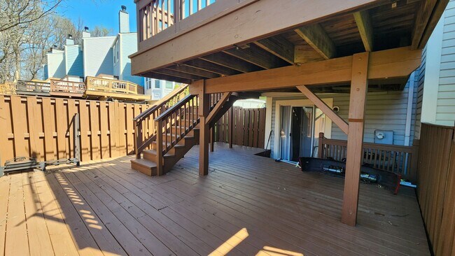 Building Photo - End-unit townhome in highly desired Kingstown