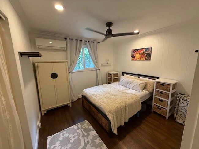 Building Photo - Privately Gated, Cool, Spacious Home, Tuck...